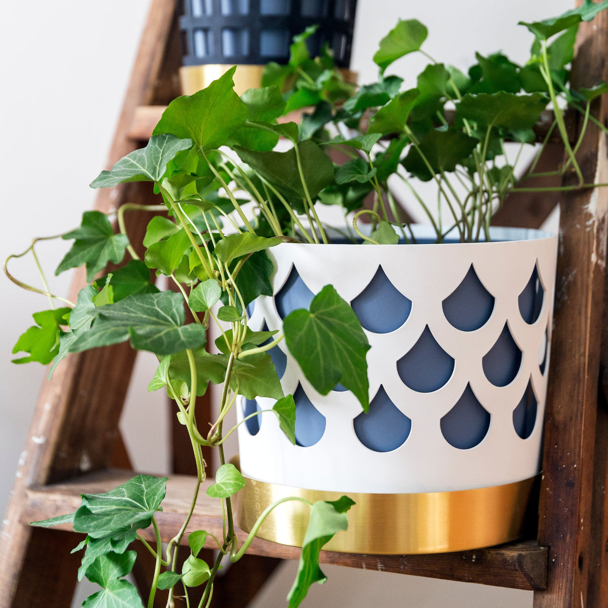 Trio Drop White Flower Pot