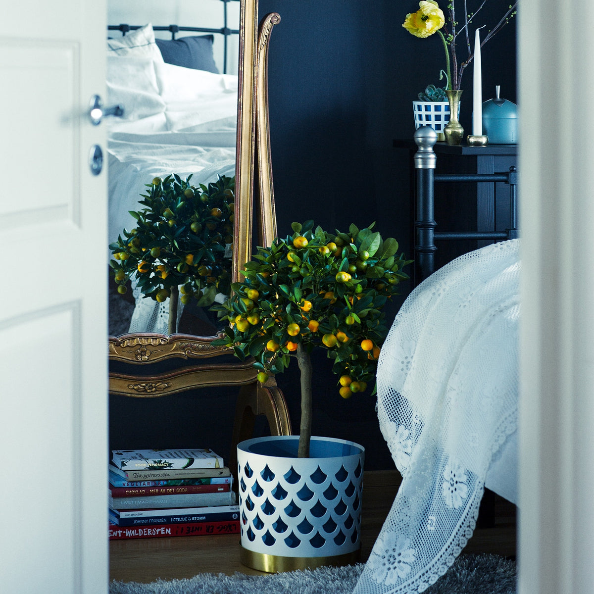 Trio Drop White Flower Pot